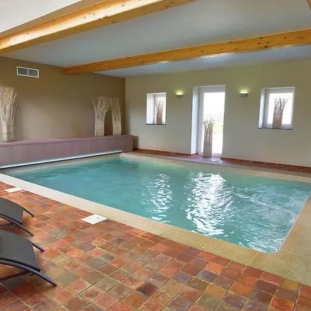 Сasa de vacaciones Luxury Holiday In Mettet With An Indoor Swimming Pool And Sauna